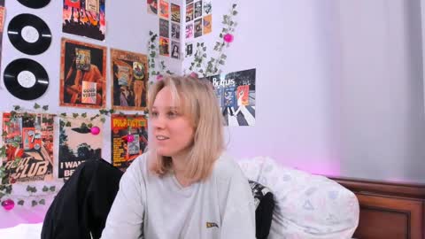 Snapshot of darleneferran chatting on 02-12-25, 11:30 lina online show from 02-12-25, 11:30