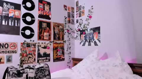 Snapshot of darleneferran chatting on 02-14-25, 11:42 lina online show from 02-14-25, 11:42