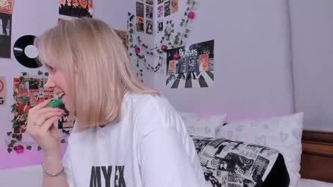 Snapshot of darleneferran chatting on 02-21-25, 11:43 lina online show from 02-21-25, 11:43