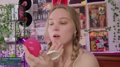 Snapshot of darleneferran chatting on 09-29-25, 09:19 lina online show from 09-29-25, 09:19