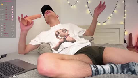 Snapshot of davey_ebash chatting on 02-07-25, 06:24 Davey online show from 02-07-25, 06:24