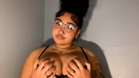 Snapshot of dayqueen1 chatting on 05-17-26, 10:44 dayqueen1 online show from 05-17-26, 10:44