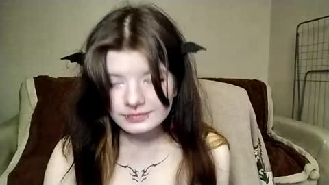 Snapshot of deannemillener chatting on 05-08-26, 05:18 Camille online show from 05-08-26, 05:18