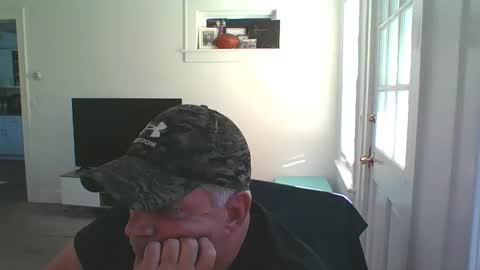 Snapshot of deano2nyc chatting on 12-25-24, 08:07 Deano DILF online show from 12-25-24, 08:07