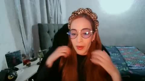 Snapshot of dear_juliet chatting on 12-16-25, 11:21 Juliet online show from 12-16-25, 11:21