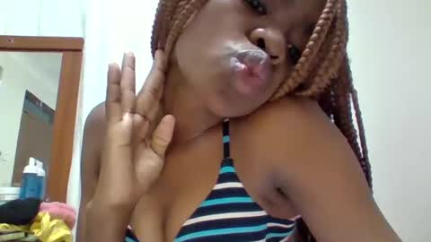Snapshot of dearygirl chatting on 02-12-25, 03:40 lilian online show from 02-12-25, 03:40
