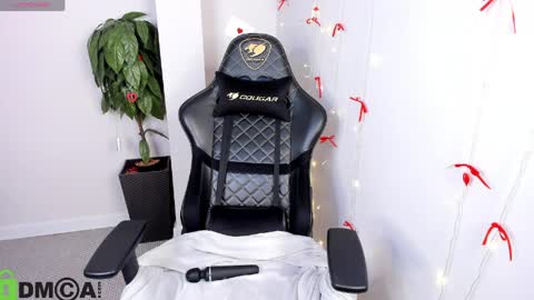 Jennifer online show from 04-10-26, 12:16