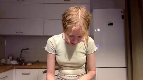 Snapshot of deboramcdonnall chatting on 12-18-25, 02:45 Hello My name is Sarah im new model here and little but shy. online show from 12-18-25, 02:45