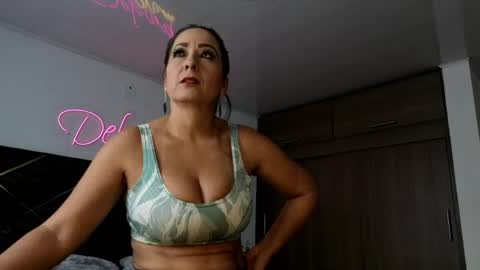 Snapshot of deboramom chatting on 06-20-26, 04:10 DeboraMom online show from 06-20-26, 04:10