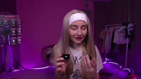 Snapshot of dee_liciouss chatting on 11-25-25, 10:26 Kayla online show from 11-25-25, 10:26