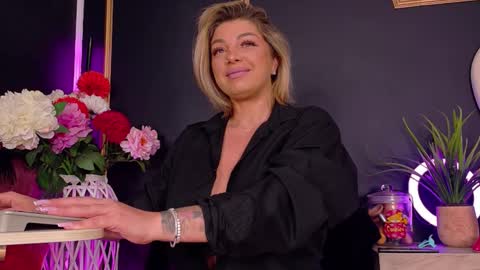 Snapshot of deeadiamond chatting on 10-18-25, 07:58 Deea online show from 10-18-25, 07:58