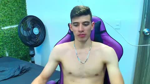 Snapshot of deiby_baby chatting on 01-19-25, 02:04 DEIBY online show from 01-19-25, 02:04