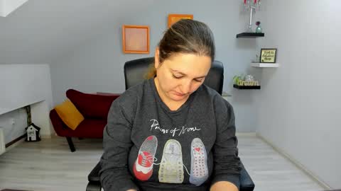 Snapshot of deliciouslolly chatting on 01-19-26, 04:27 DeliciousLolly online show from 01-19-26, 04:27