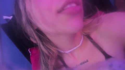 Snapshot of delilah_fix chatting on 10-27-25, 08:40 della online show from 10-27-25, 08:40