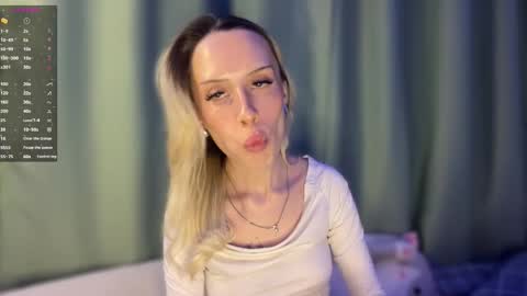 Snapshot of dellacampbell chatting on 02-22-26, 07:01 Della online show from 02-22-26, 07:01