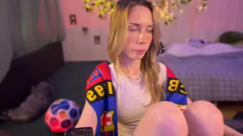 Snapshot of dellacampbell chatting on 06-15-26, 01:35 Della online show from 06-15-26, 01:35
