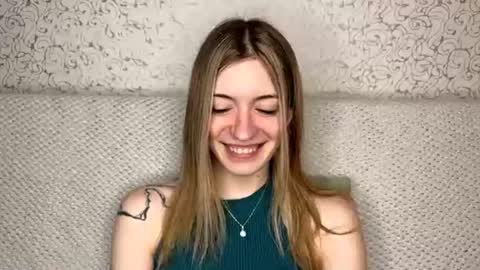 Snapshot of dellisifuentes chatting on 07-15-26, 10:20 Sia online show from 07-15-26, 10:20