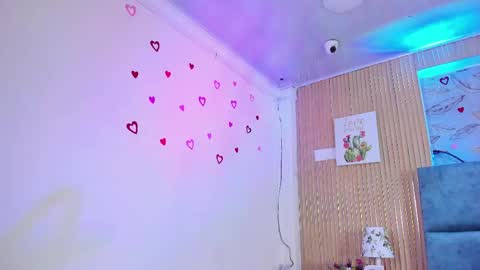 Snapshot of delphine_doll chatting on 04-29-26, 05:30 Delia online show from 04-29-26, 05:30