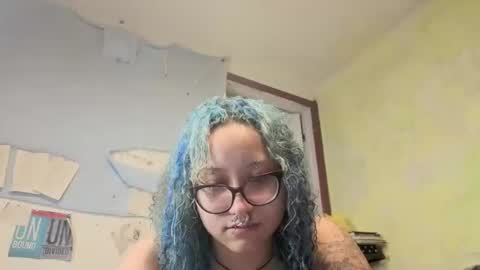 Snapshot of deluxxxeblu chatting on 10-05-25, 06:12 TankinBody online show from 10-05-25, 06:12