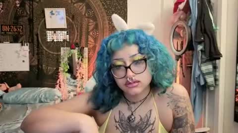 Snapshot of deluxxxeblu chatting on 04-18-26, 03:10 TankinBody online show from 04-18-26, 03:10