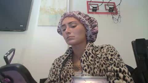 Snapshot of demiibear chatting on 07-23-26, 06:33 Demi online show from 07-23-26, 06:33