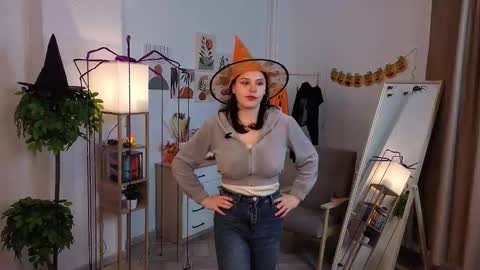 Snapshot of denicehendson chatting on 10-30-25, 11:44 Viola online show from 10-30-25, 11:44