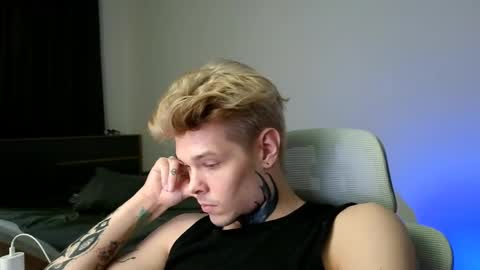 Snapshot of denis_here chatting on 05-15-26, 04:58 Denis online show from 05-15-26, 04:58