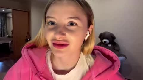 Snapshot of deonnagarn chatting on 10-14-25, 02:40 Vi Victoria online show from 10-14-25, 02:40