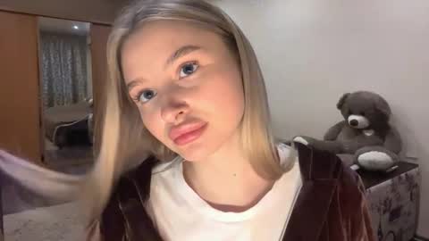 Snapshot of deonnagarn chatting on 10-18-25, 02:29 Vi Victoria online show from 10-18-25, 02:29