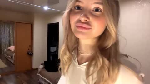 Snapshot of deonnagarn chatting on 10-24-25, 02:24 Vi Victoria online show from 10-24-25, 02:24