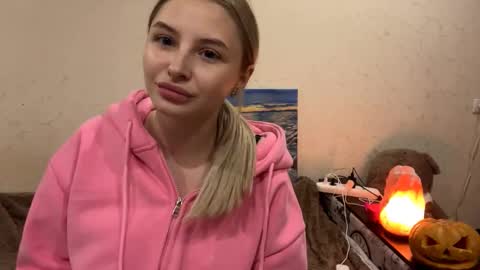 Snapshot of deonnagarn chatting on 10-30-25, 03:46 Vi Victoria online show from 10-30-25, 03:46