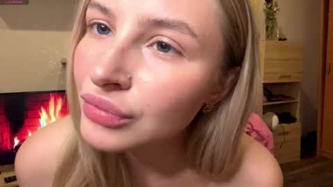 Snapshot of deonnagarn chatting on 11-10-25, 03:44 Vi Victoria online show from 11-10-25, 03:44