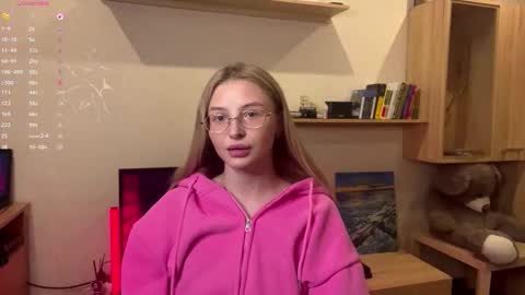 Snapshot of deonnagarn chatting on 11-13-25, 03:22 Vi Victoria online show from 11-13-25, 03:22