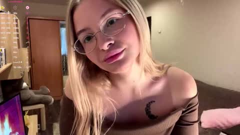 Snapshot of deonnagarn chatting on 11-15-25, 01:07 Vi Victoria online show from 11-15-25, 01:07