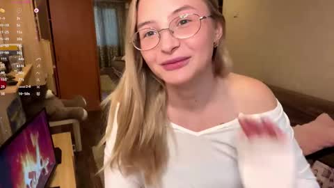 Snapshot of deonnagarn chatting on 11-16-25, 12:22 Vi Victoria online show from 11-16-25, 12:22