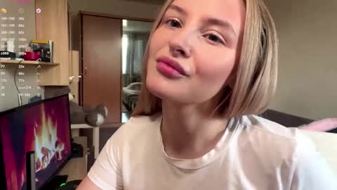 Snapshot of deonnagarn chatting on 11-22-25, 11:42 Vi Victoria online show from 11-22-25, 11:42