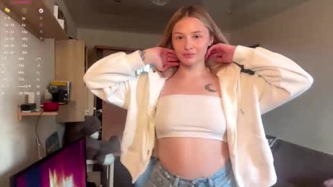 Snapshot of deonnagarn chatting on 11-23-25, 12:16 Vi Victoria online show from 11-23-25, 12:16