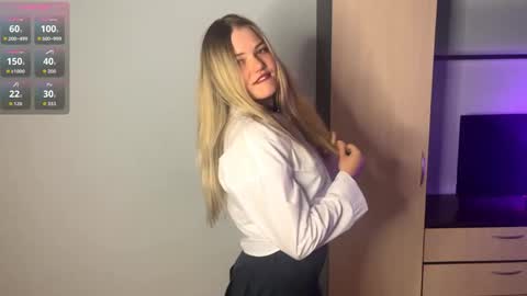 Snapshot of deonnahobb chatting on 04-30-26, 04:35 Luna online show from 04-30-26, 04:35