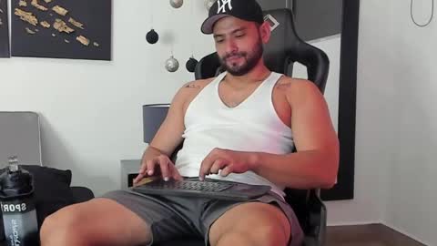 Snapshot of dereck_vega chatting on 12-19-24, 01:07 Dereck Vega online show from 12-19-24, 01:07