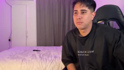 Snapshot of dereckbrownn chatting on 02-19-25, 04:01 Dereck online show from 02-19-25, 04:01