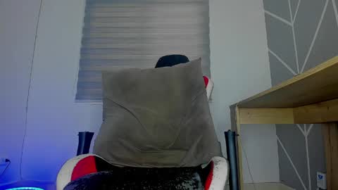 Snapshot of dereckhardd chatting on 04-07-26, 10:31 dereckhardd online show from 04-07-26, 10:31