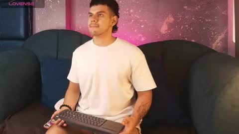 Snapshot of derek_voss chatting on 07-17-26, 01:07 derek_voss online show from 07-17-26, 01:07