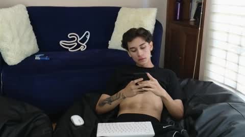 Snapshot of derekswan chatting on 11-19-25, 08:42 Derek online show from 11-19-25, 08:42