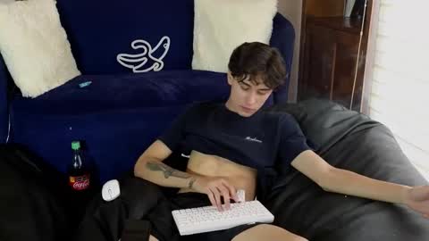 Snapshot of derekswan chatting on 11-22-25, 08:08 Derek online show from 11-22-25, 08:08