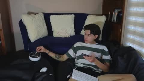 Snapshot of derekswan chatting on 12-18-25, 10:05 Derek online show from 12-18-25, 10:05