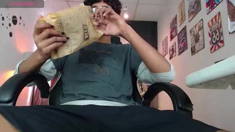 Snapshot of deren_ chatting on 12-14-25, 04:34 DEREN online show from 12-14-25, 04:34