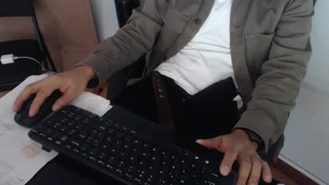 Snapshot of derrik_ chatting on 01-03-25, 04:06     online show from 01-03-25, 04:06