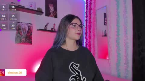 Snapshot of destiny14_ chatting on 09-24-25, 05:33 Dani online show from 09-24-25, 05:33