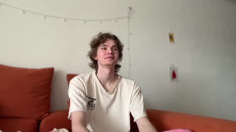 Snapshot of di_n_alex chatting on 10-15-25, 08:36 Di Alex online show from 10-15-25, 08:36