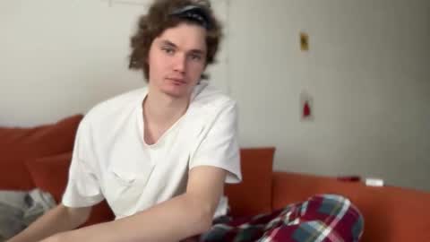 Snapshot of di_n_alex chatting on 10-18-25, 09:43 Di Alex online show from 10-18-25, 09:43